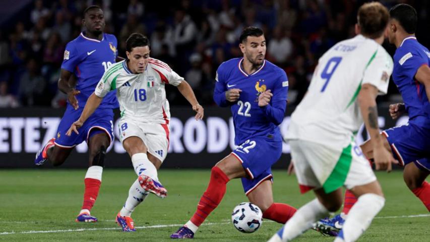 Giacomo Raspadori (kiri depan) mencetak gol ketiga Italia atas Prancis pada Nations League 2024. (uefa.com)