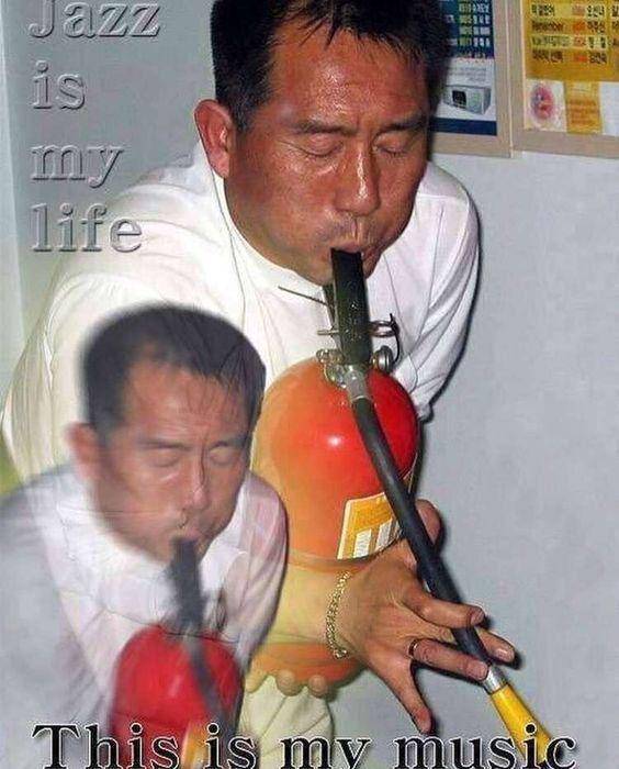 potret lucu pecinta jazz mencium saksofon bohongan (x.com/insaneposes)