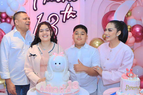 7 Potret Pesta Ultah ke-13 Amora Lemos, Bernuansa Serba Pink!