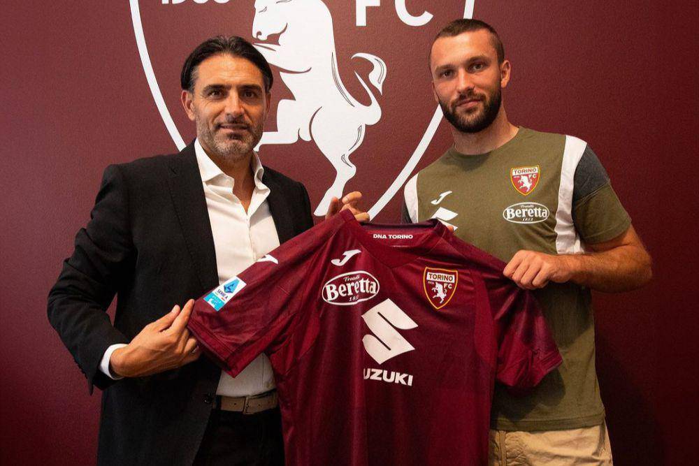 Sebastian Walukiewicz (kanan) saat diperkenalkan sebagai pemain baru Torino. (instagram.com/torinofc1906)