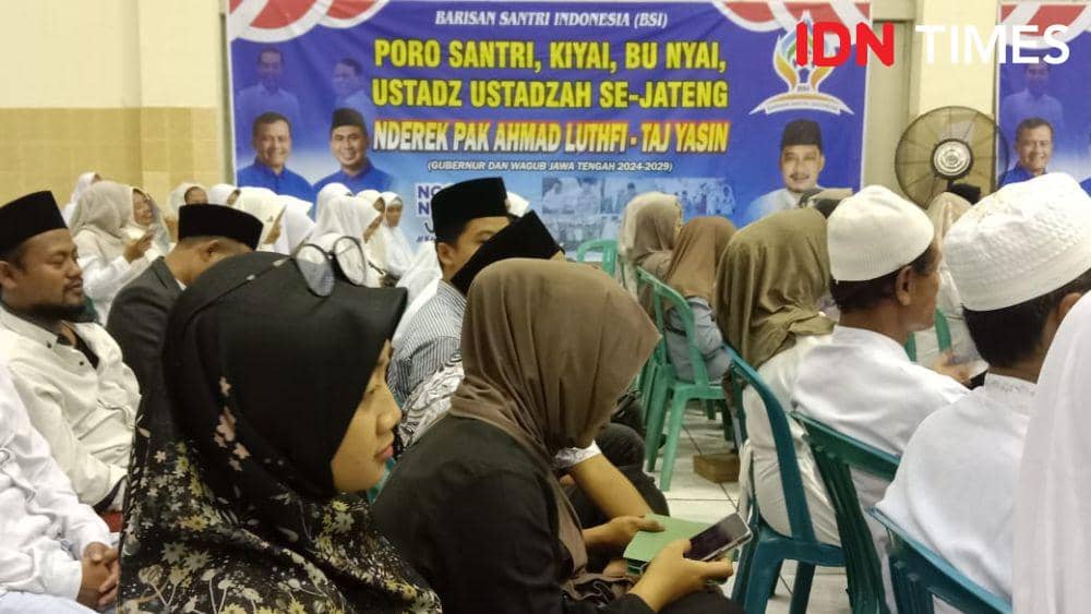 Sejumlah santriwati hadir di acara Luthfi-Yasin. (IDN Times/Fariz Fardianto)