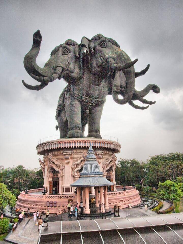 Museum Erawan di Bangkok, Thailand (commons.wikimedia.org/Ddalbiez)