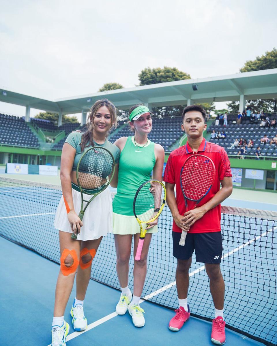potret Luna Maya tanding tenis dengan Eugenie Bouchard (instagram.com/lunamaya)