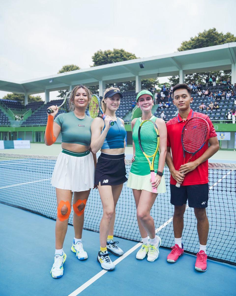 potret Luna Maya tanding tenis dengan Eugenie Bouchard (instagram.com/lunamaya)