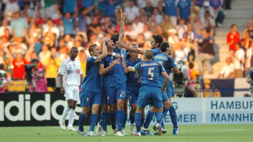 Para pemain Italia merayakan gol Marco Materazzi ke gawang Prancis pada final Piala Dunia 2006. (fifa.com)