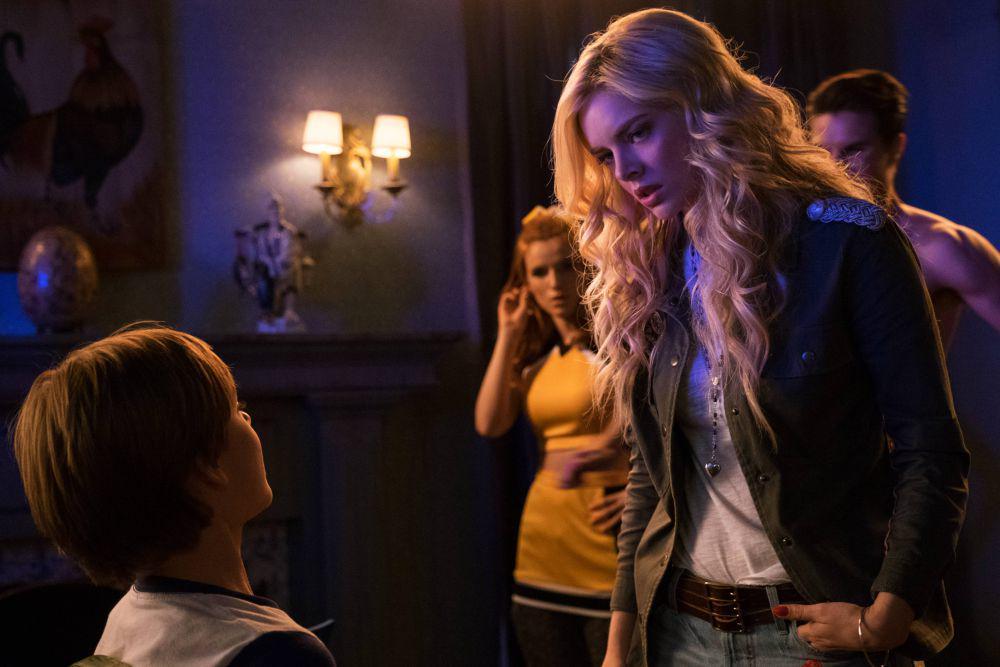 Samara Weaving dalam film The Babysitter (dok. Netflix/The Babysitter)