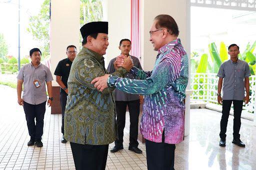 Menteri Pertahanan RI sekaligus presiden terpilih 2024-2029 Prabowo Subianto menemui Perdana Menteri Malaysia Dato’ Seri Anwar Ibrahim, di Malaysia, Sabtu (7/9/2024). (Dok. Tim Komunikasi Prabowo)