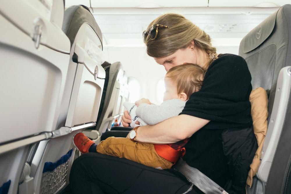 5 Tips Mencegah Jet Lag pada Anak, Atur Jam Tidurnya!
