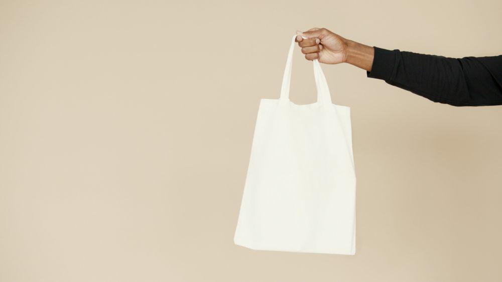Ilustrasi tote bag kanvas kering dan bersih (pexels.com/Artem Podrez)