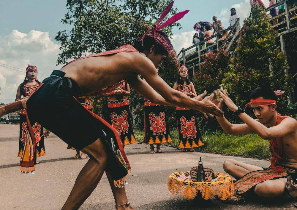 ilustrasi mempelajari budaya daerah (pexels.com/Life Folk)