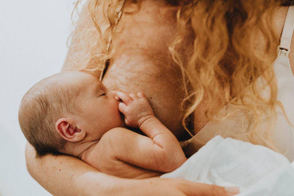 ilustrasi bayi minum susu (pexels.com/Helena Jankovičová Kováčová)
