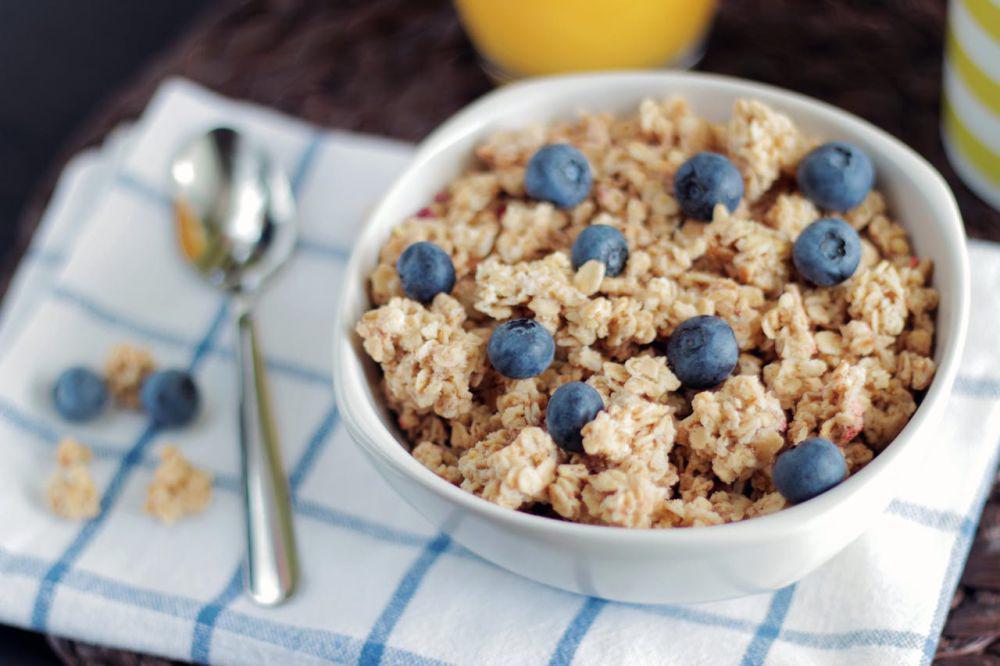 ilustrasi oatmeal dengan bluberi (pexels.com/JÉSHOOTS)