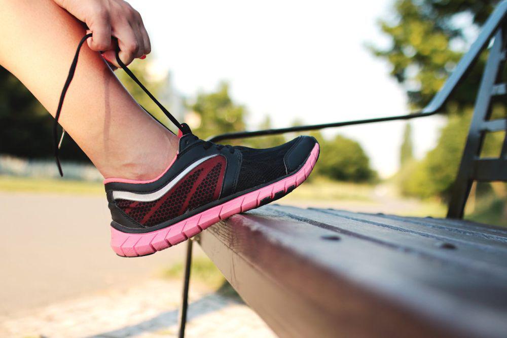 ilustrasi sepatu (pexels.com/JESHOOTS.com)