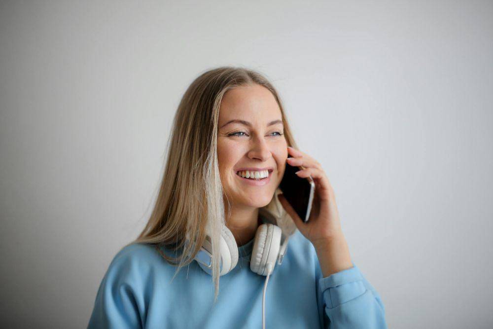 ilustrasi menggunakan handphone secukupnya (pexels.com/Andrea Piacquadio)
