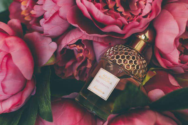 ilustrasi parfum aroma floral (pexels.com/Valeria Boltneva)