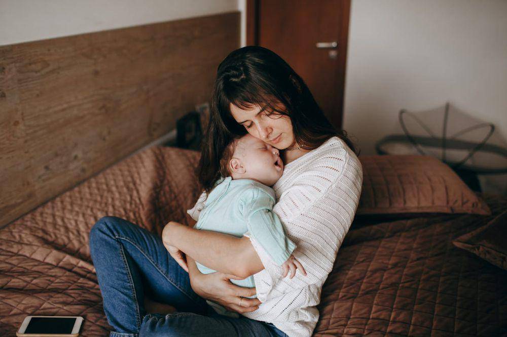 ilustrasi ibu memeluk bayi (pexels.com/Helena Lopes)