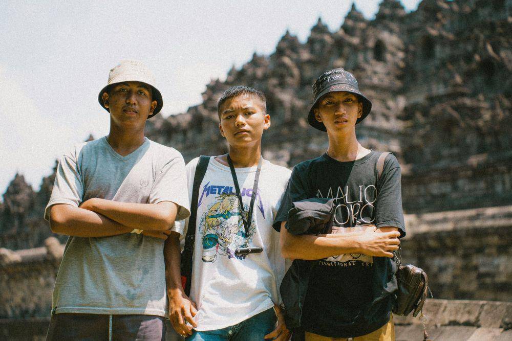 Potret wisatawan berfoto di Candi Borobudur (unsplash.com/Pradheep Rajendirane)
