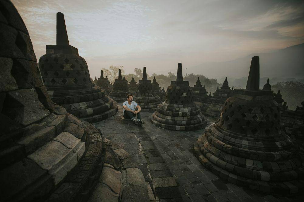Potret wisatawan mengenakan pakaian sopan di Candi Borobudur (unsplash.com/Roman Kirienko)