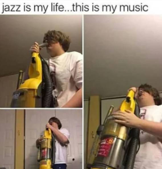potret lucu pecinta jazz mencium saksofon bohongan (reddit.com/Nankingwasawesome)