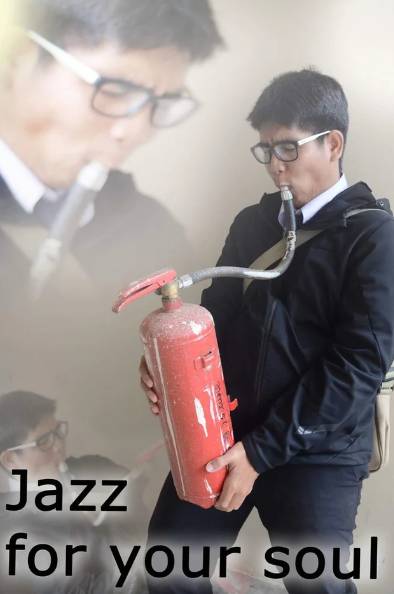 potret lucu pecinta jazz mencium saksofon bohongan (reddit.com/trash5652)