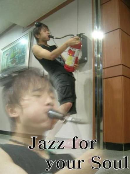 potret lucu pecinta jazz mencium saksofon bohongan (reddit.com/AwkwardStand)