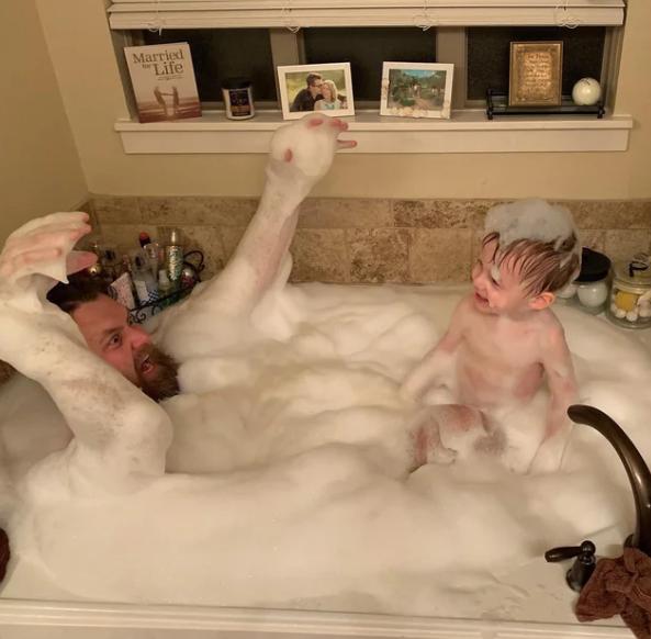potret aksi kocak pria di bathtub (reddit.com/pablocerakote)