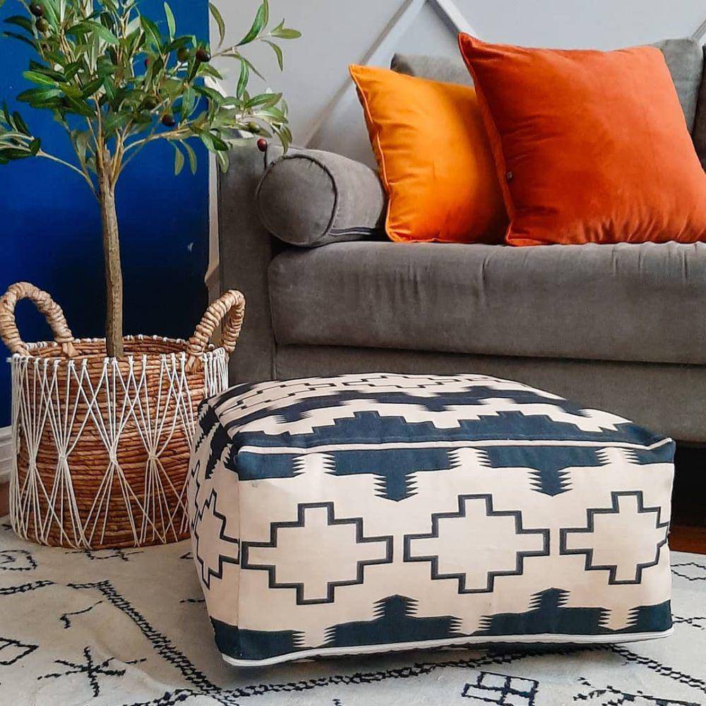 ilustrasi bantal lantai (instagram.com/megallery)