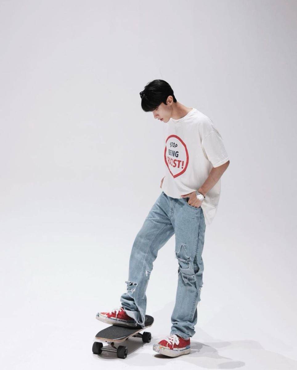 padu padan blue jeans ala DK SEVENTEEN (instagram.com/dk_is_dokyeom)