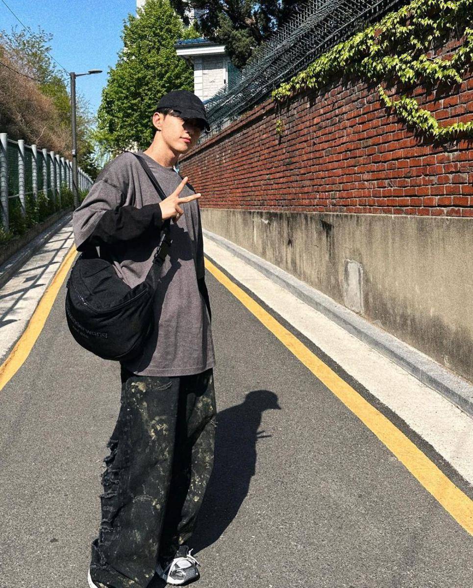 outfit street style kekinian ala Hoshi SEVENTEEN (instagram.com/ho5hi_kwon)