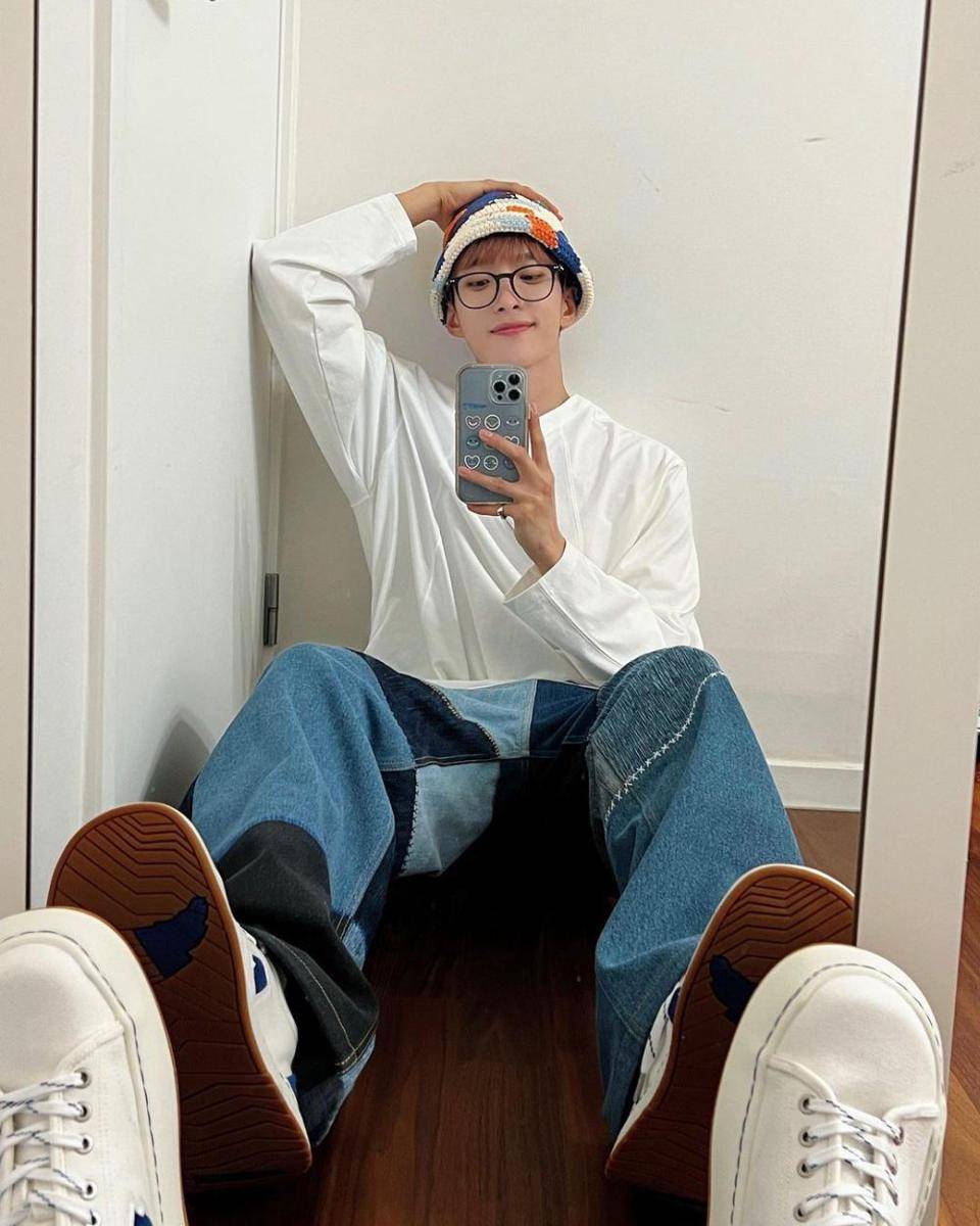 padu padan blue jeans ala DK SEVENTEEN (instagram.com/dk_is_dokyeom)