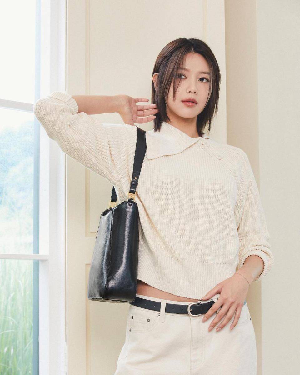 model rambut sebahu layer ala Korea (instagram.com/sooyoungchoi)