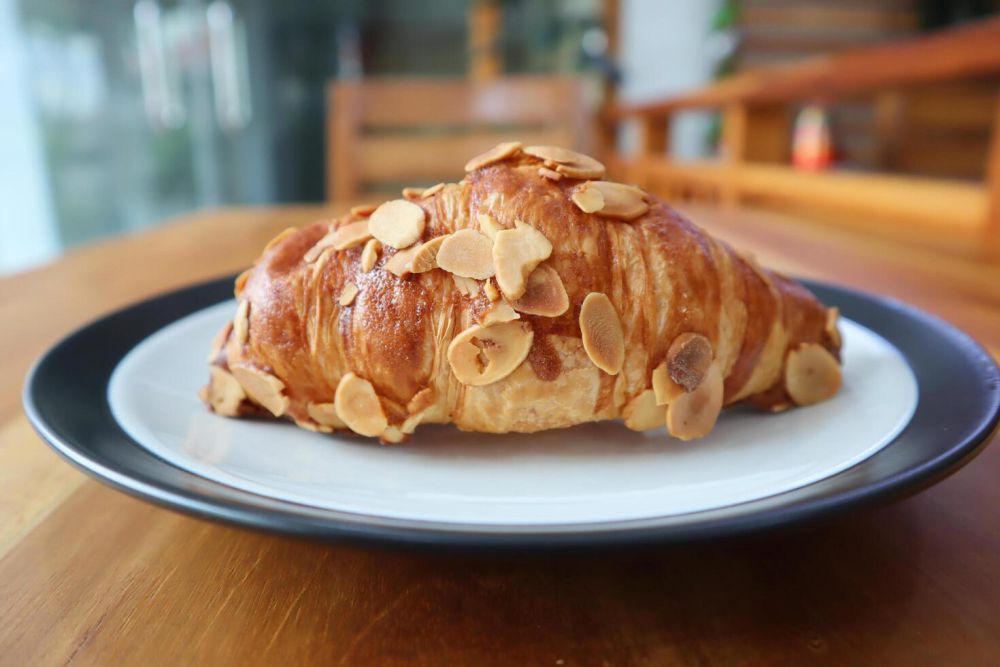 ilustrasi croissant topping almond (vecteezy.com/budisetiawan)