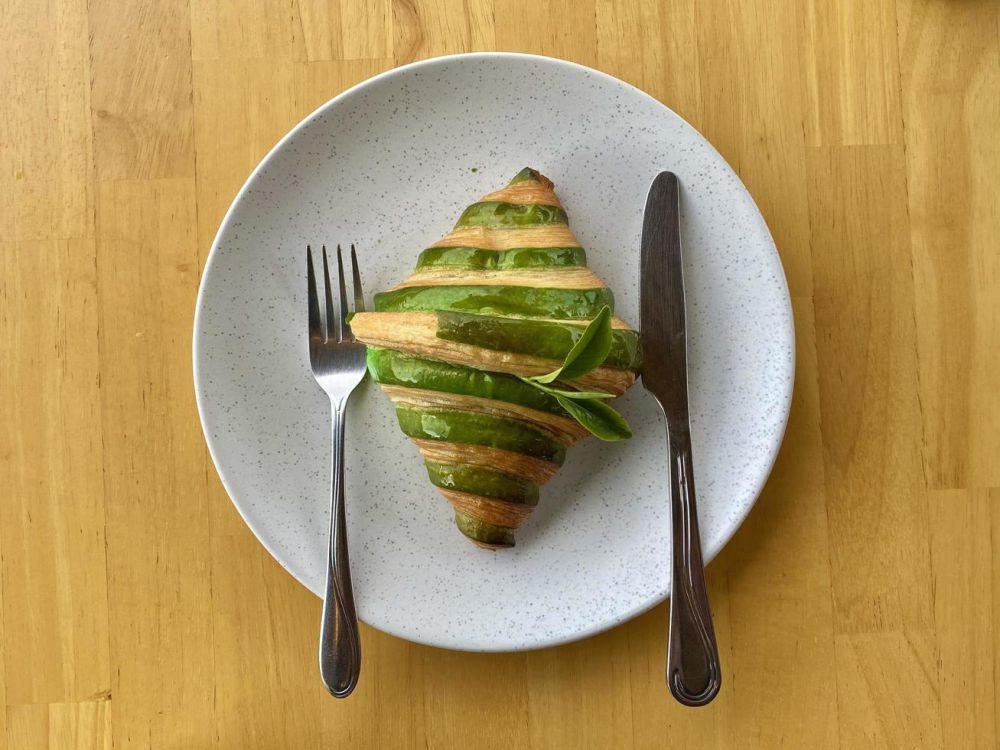 ilustrasi croissant topping green tea (vecteezy.com/peerasangnak)