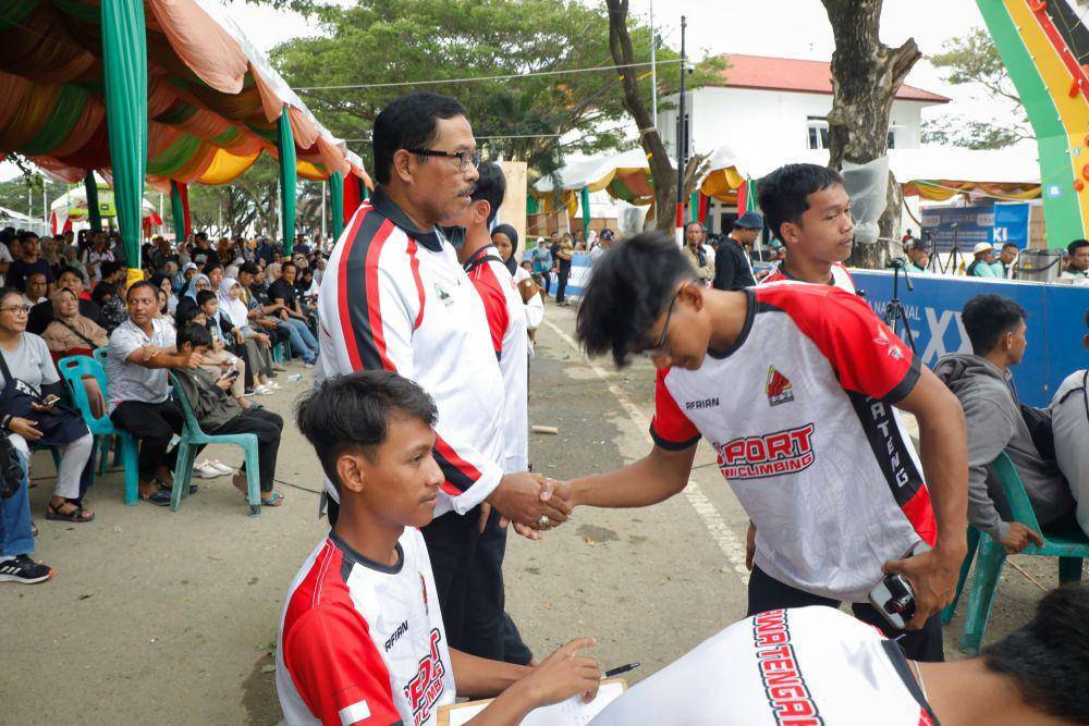 Pj Gubernur Jateng, Nana Sudjana mengunjungi venue dan menyemangati atlet dari Jateng di PON Aceh-Sumut 2024. (dok. KONI Jateng)