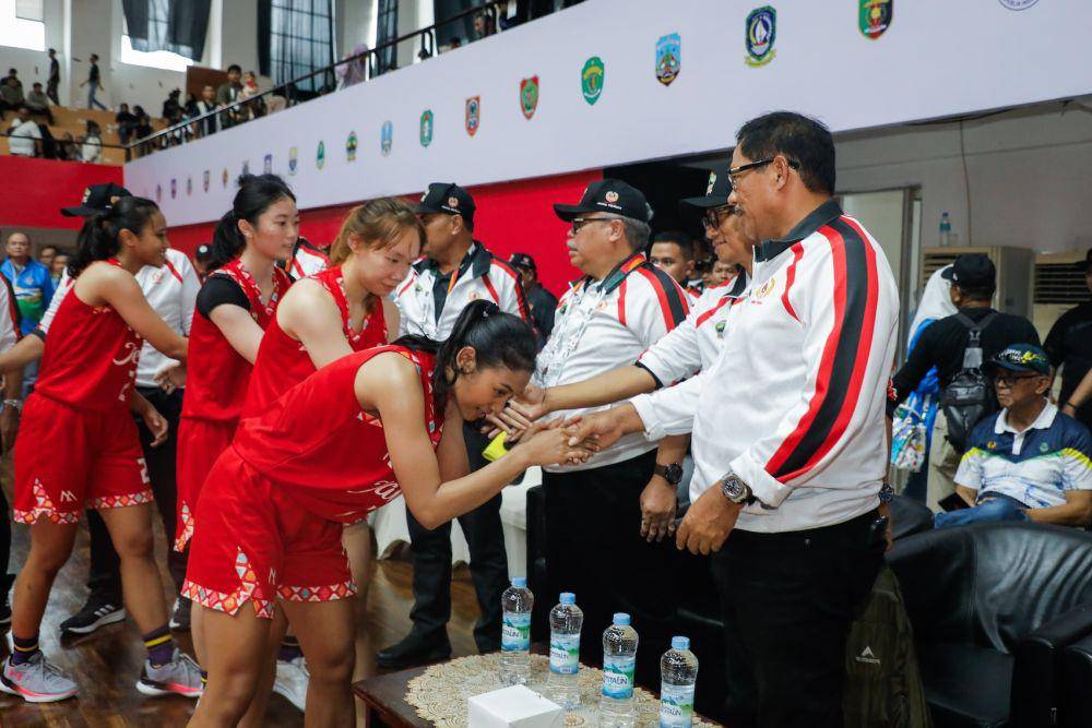 Pj Gubernur Jateng, Nana Sudjana mengunjungi venue dan menyemangati atlet dari Jateng di PON Aceh-Sumut 2024. (dok. KONI Jateng)