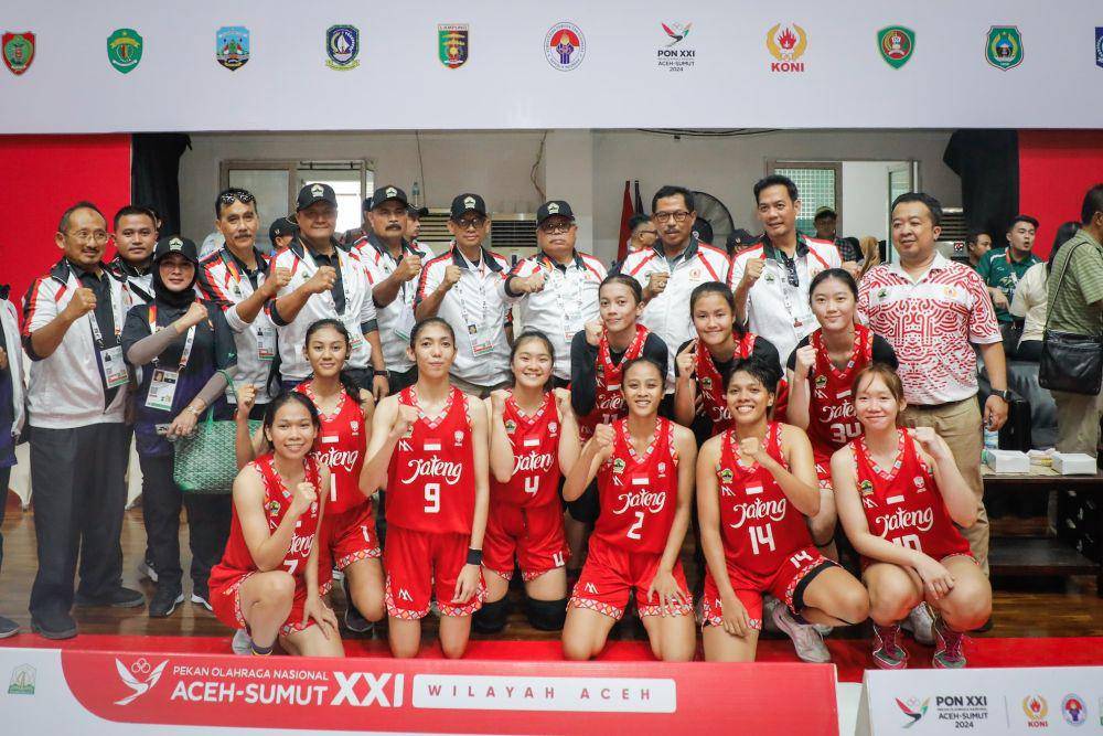 Pj Gubernur Jateng, Nana Sudjana mengunjungi venue dan menyemangati atlet dari Jateng di PON Aceh-Sumut 2024. (dok. KONI Jateng)