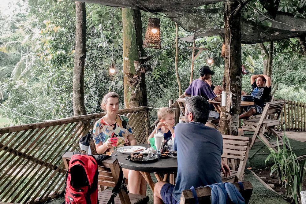 Suasana nongkrong di caffe dan lesehan Kokoday. (Instagram/caffe.kokoday_)