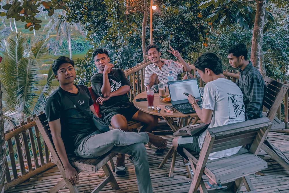 Suasana nongkrong di caffe dan lesehan Kokoday. (Instagram/caffe.kokoday_)