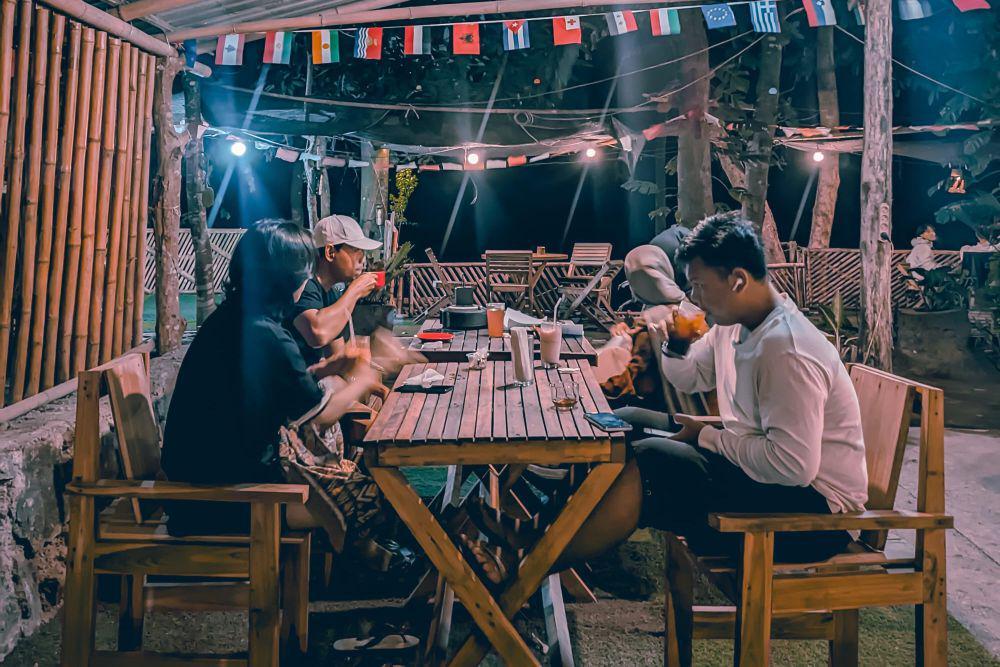 Suasana nongkrong di caffe dan lesehan Kokoday. (Instagram/caffe.kokoday_)