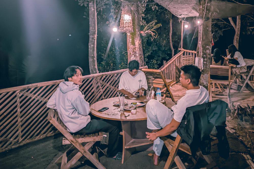 Suasana nongkrong di caffe dan lesehan Kokoday. (Instagram/caffe.kokoday_)