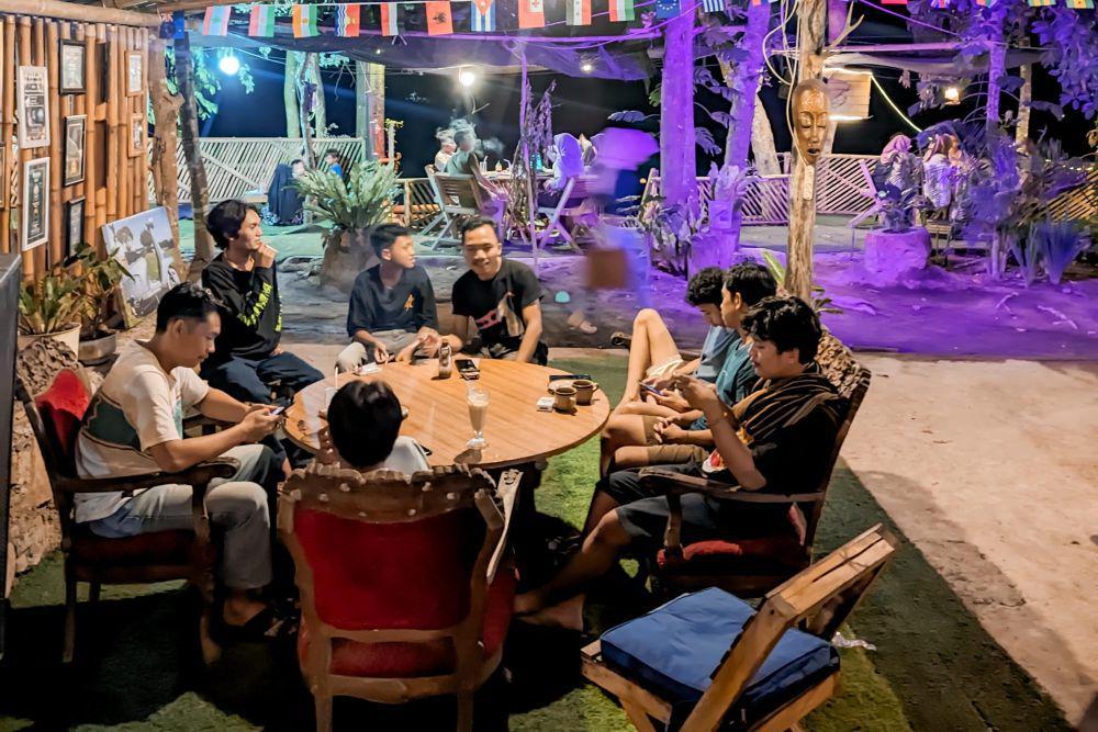 Suasana nongkrong di caffe dan lesehan Kokoday. (Instagram/caffe.kokoday_)