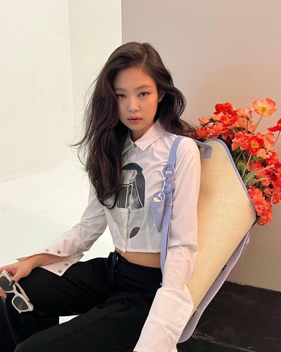 gaya Jennie BLACKPINK dengan outfit serba putih (instagram.com/jennierubyjane)