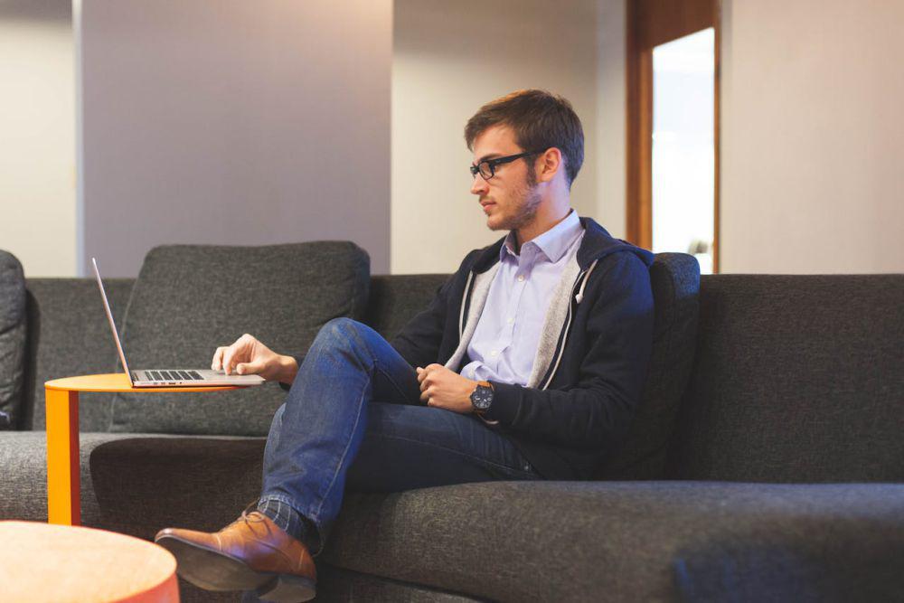 ilustrasi seorang karyawan (pexels.com/Startup Stock Photos)