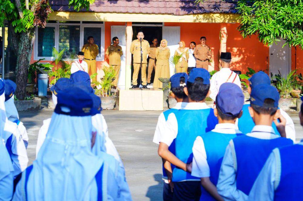 (PJ Bupati Muba Sandi Fahlevi saat mendatangi SMPN 5 Sekayu terkait kasus perundungan) IDN Times/istimewa
