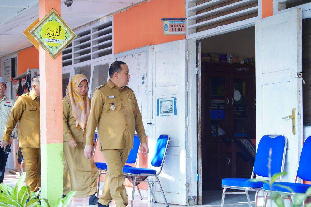 (PJ Bupati Muba Sandi Fahlevi saat mendatangi SMPN 5 Sekayu terkait kasus perundungan) IDN Times/istimewa