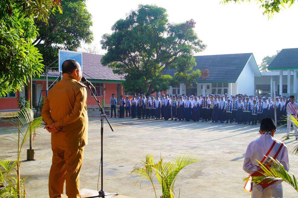 (PJ Bupati Muba Sandi Fahlevi saat mendatangi SMPN 5 Sekayu terkait kasus perundungan) IDN Times/istimewa