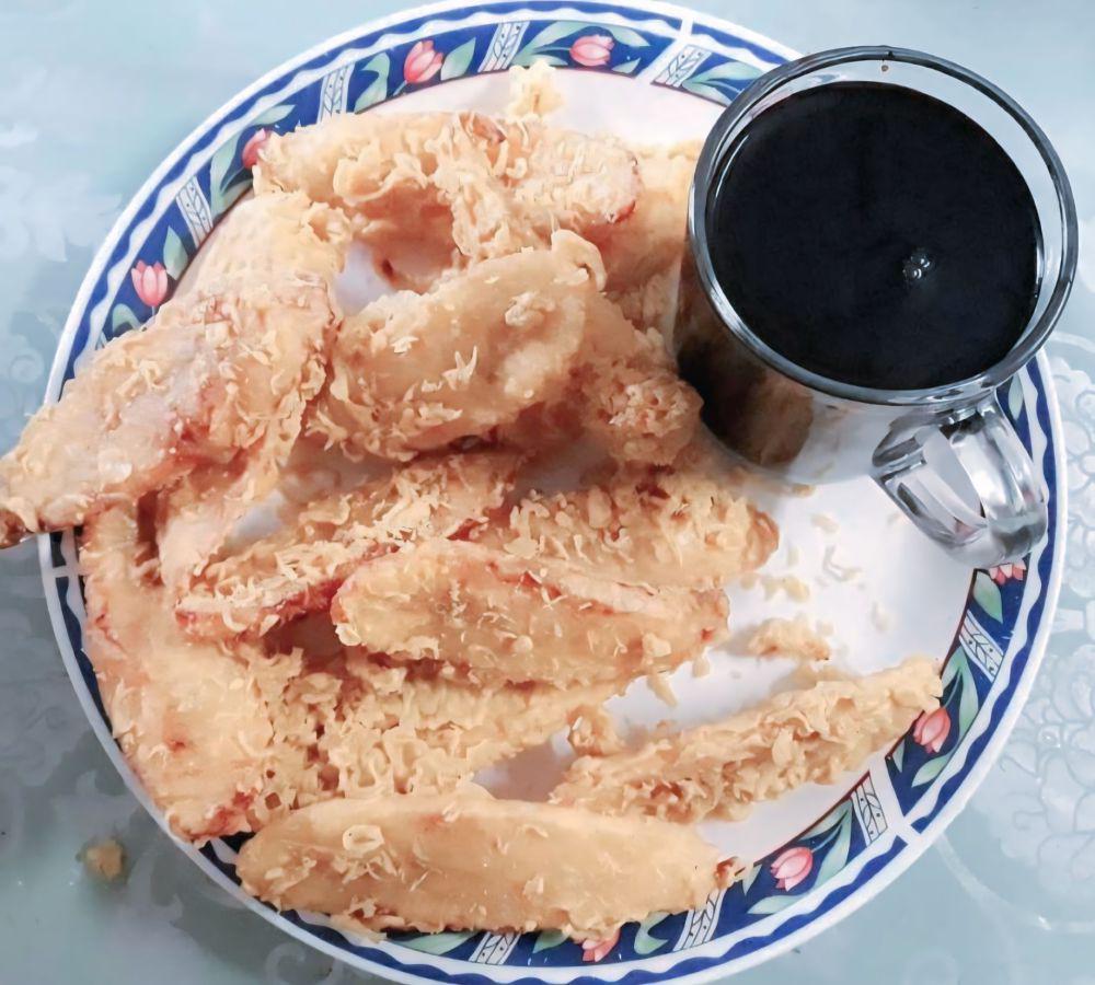 potret hidangan kopi dan pisang goreng (instagram.com/bintianwarchairani)