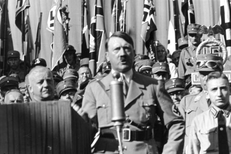 Adolf Hitler saat berorasi pada perayaan kelompok lokal NSDAP Rosenheim. (commons.wikimedia.org/German Federal Archives/Unknown photographer)