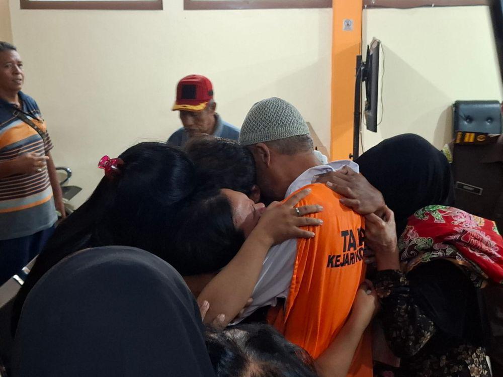 Isak tangis keluarga terdakwa kasus kepemilikan ikan Aligator saat mendengar hasil vonis di PN Kota Malang. (IDN Times/Rizal Adhi Pratama)