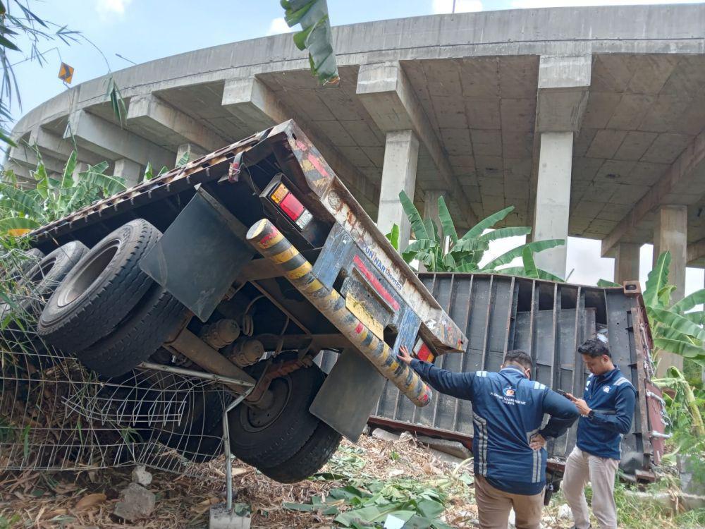 Truk kontainer jatuh ke Kebun pisang di Bekasi. (Istimewa)